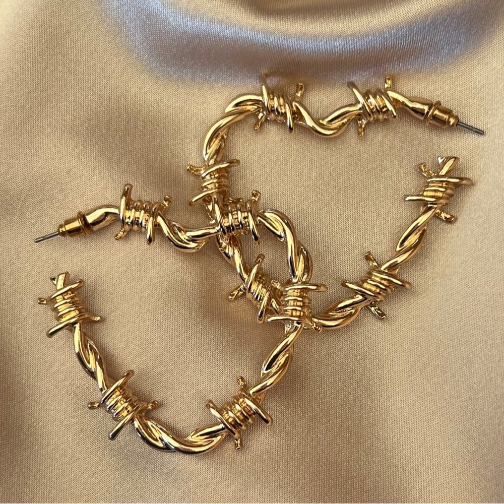 Heart Wire Hoop Earrings M487